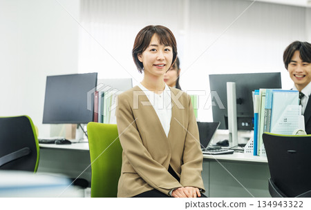 一位年輕女子在辦公室辦公桌前工作的肖像 134943322