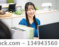 在辦公室工作的年輕女子 134943560