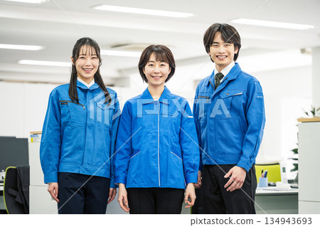 身穿藍色工作服的年輕男子和女子的肖像 134943693