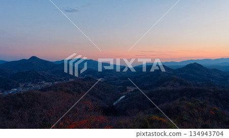 日落和山脈 日落和山脈 134943704