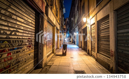 購物街上的捲簾門上佈滿了噴漆塗鴉 134943758