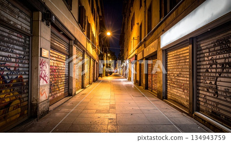 購物街上的捲簾門上佈滿了噴漆塗鴉 134943759