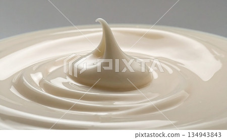 柔滑亮澤的新鮮奶油 1 134943843