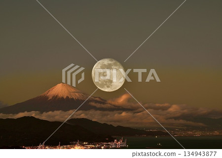 Full moon and Mt. Fuji 134943877