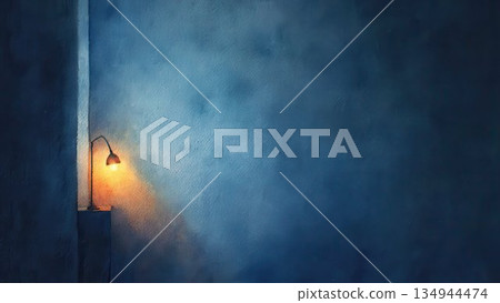 一束微光照射在藍色的牆上，水彩畫 134944474