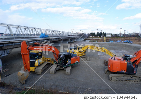 河岸施工現場的重型機械 134944645