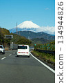 從東名高速公路看到的雪山富士山 134944826