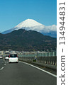 從東名高速公路看到的雪山富士山 134944831