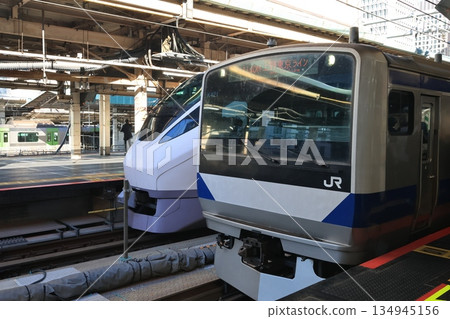 上野東京線列車和常磐線特快列車均停靠東京車站。 134945156