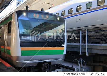 上野東京線列車停靠東京車站 134945157