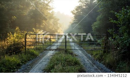 山路被圍籬封閉。 134945212