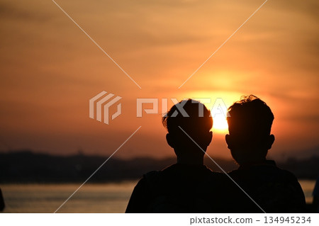 兩人向冉冉升起的太陽許下友誼誓言 兩人向冉冉升起的太陽許下友誼誓言 134945234
