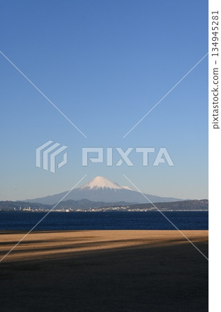 Mount Fuji in winter seen from the coast 134945281