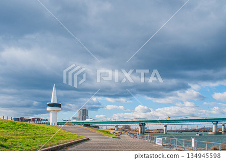 大阪府枚方市淀川公園枚方地區眺望淀川冬季景色 134945598