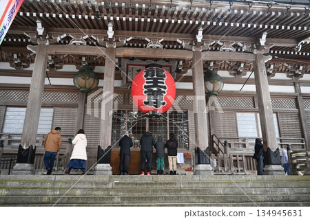 Zenpoji Temple is bustling with people making their first visit of the year Zenpoji Temple is bustling with people making their first visit of the year 134945631