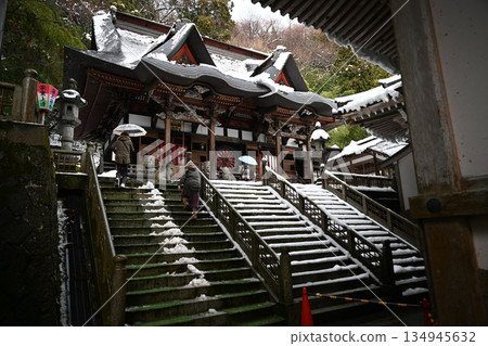 禪寶寺裡擠滿了今年第一次來參拜的人們,熱鬧非凡。 禪寶寺裡擠滿了今年第一次來參拜的人們,熱鬧非凡。 134945632