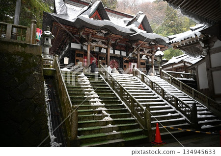 禪寶寺裡擠滿了今年第一次來參拜的人們,熱鬧非凡。 禪寶寺裡擠滿了今年第一次來參拜的人們,熱鬧非凡。 134945633