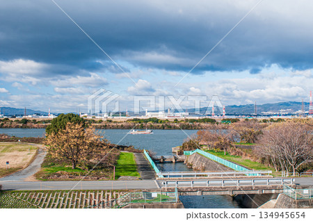 Winter scenery of the Yodo River, Neyagawa City, Hirakata City, Osaka Prefecture Winter scenery of the Yodo River, Neyagawa City, Hirakata City, Osaka Prefecture 134945654