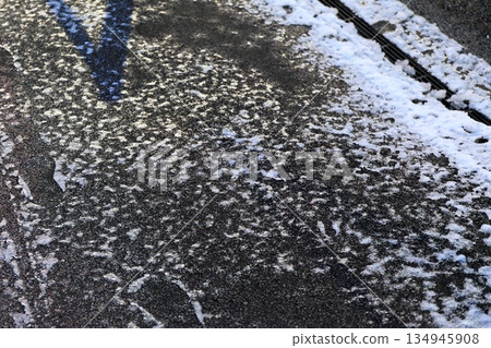 凍結的路面 134945908