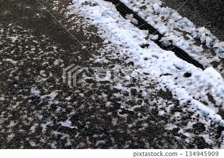 凍結的路面 134945909