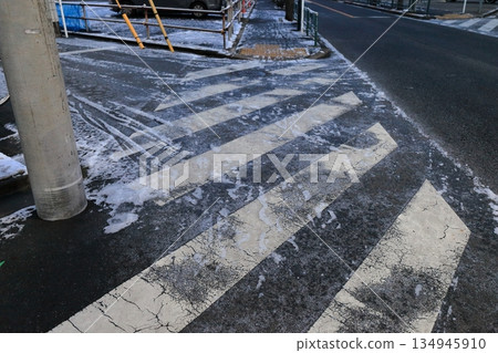 凍結的路面 134945910