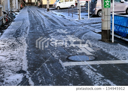凍結的路面 134945912