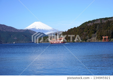 Lake Ashinoko and Mt. Fuji　 134945921