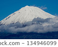 冬天的富士山，籠罩在雲霧之中。 134946099