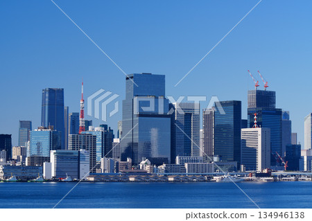 東京灣沿岸的辦公大樓 134946138