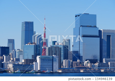 東京灣沿岸的辦公大樓 134946139