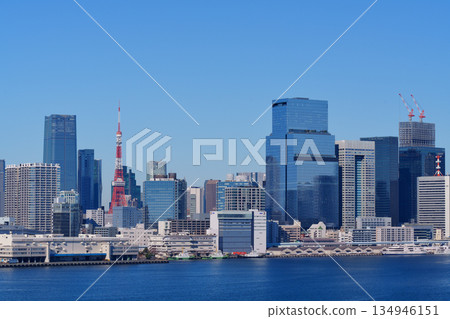 Office buildings line the coast of Tokyo Bay 134946151