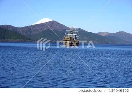Lake Ashinoko and Mt. Fuji　 134946192