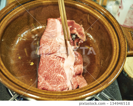 Premium marbled Wagyu beef grilled in a clay pot with a fragrant sauce 134946518