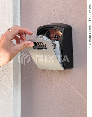 Hand opening key safe with combination lock and keys Hand opening key safe with combination lock and keys 134946560