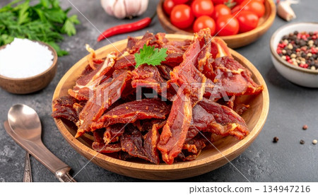 木盤上放著4塊瘦肉乾。 木盤上放著4塊瘦肉乾。 134947216