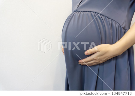 Pregnant woman 134947713