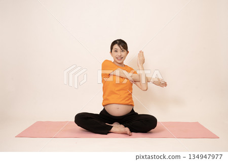 一位女士正在做孕婦瑜伽 134947977