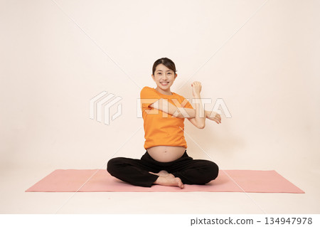 一位女士正在做孕婦瑜伽 一位女士正在做孕婦瑜伽 134947978