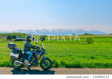 騎摩托車遊覽北海道美瑛的風景 134948111
