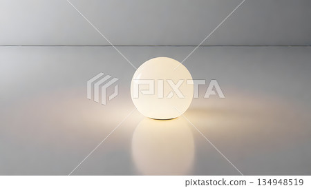 聚光燈下，白色背景上的燈泡 134948519