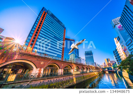 日本東京城市景觀的一線希望…從萬世橋眺望神田萬世橋市場、神田川以及御茶之水站方向。 134948675