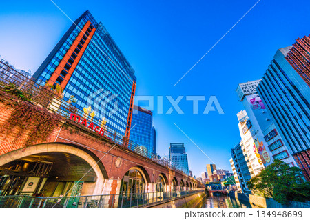 日本東京城市景觀。從萬世橋上眺望神田萬世橋市場和神田川(背景是御茶之水站方向)。 日本東京城市景觀。從萬世橋上眺望神田萬世橋市場和神田川(背景是御茶之水站方向)。 134948699