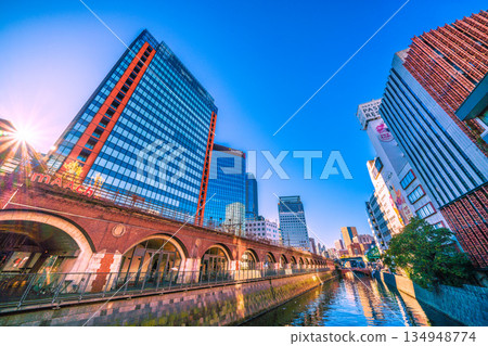 日本東京城市景觀的一線希望…從萬世橋眺望神田萬世橋市場、神田川以及御茶之水站方向。 日本東京城市景觀的一線希望…從萬世橋眺望神田萬世橋市場、神田川以及御茶之水站方向。 134948774