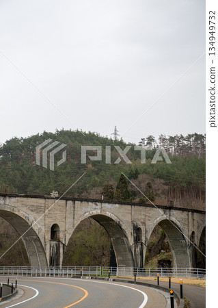 橫跨春林的眼鏡橋 遠野市宮森河大橋 134949732