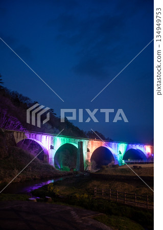 燈光璀璨的鐵路橋:東野市的宮守川橋 燈光璀璨的鐵路橋:東野市的宮守川橋 134949753