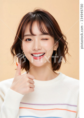 微笑的女子豎起大拇指 134949780