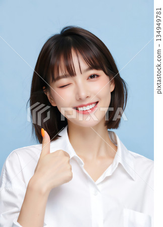 微笑的女子豎起大拇指 微笑的女子豎起大拇指 134949781