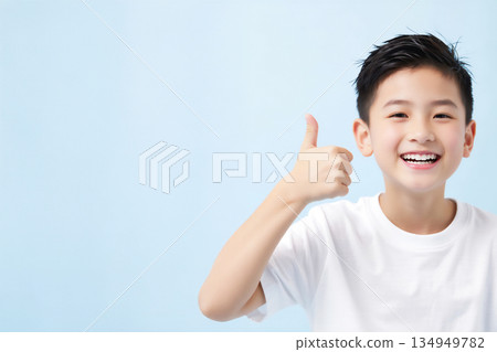 笑容燦爛的男孩豎起大拇指 笑容燦爛的男孩豎起大拇指 134949782