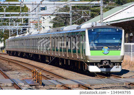 為慶祝埼京線開通40週年，裝飾一新的皇宮月台上，E233系列7000系HAE117次列車駛過皇宮月台。 134949795