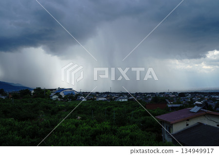 一座城市遭遇突如其來的暴雨攻擊 134949917